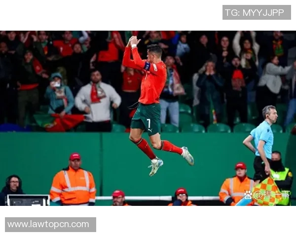 球迷疯狂冲入赛场一幕C罗球衣被抢引发热议